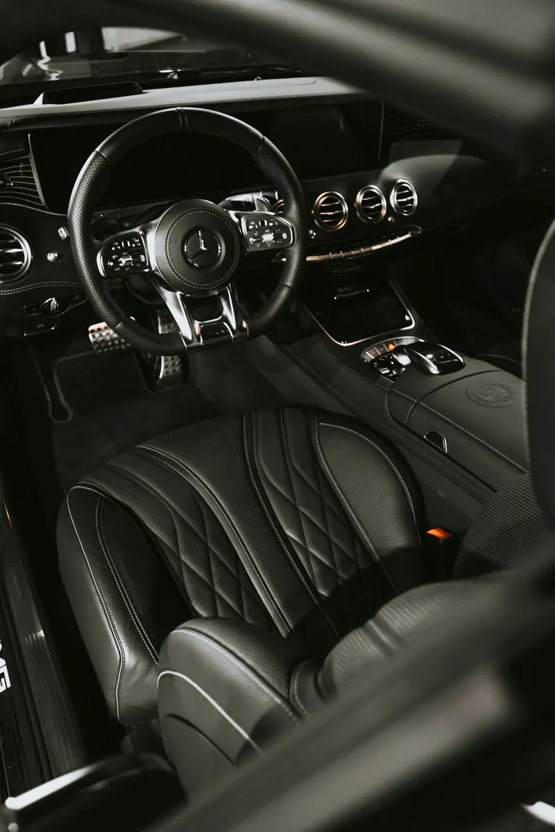 Interior de carro com bancos de couro e painel limpos
